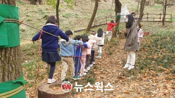 시흥시가 운영하는 '조남숲 체험장'에 프로그램에 참여한 아이들 모습.(사진제공=시흥시)