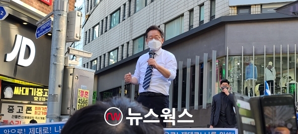 이재명 민주당 대선후보가 지난 27일 부산시 부산진구 쥬디스태화 옆 하트조형물 앞에서 열린 '부산 집중 유세'에서 전면을 응시하며 연설을 하고있다. (사진=원성훈 기자)