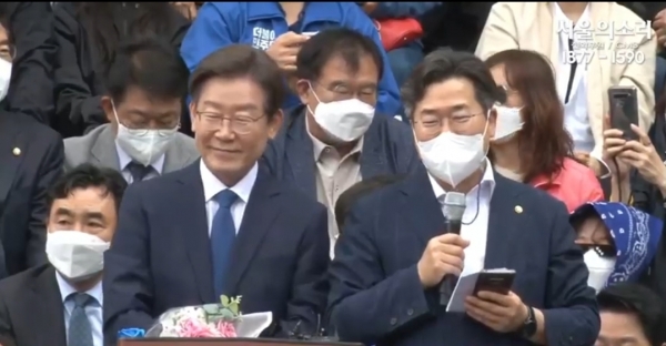 이재명(왼쪽) 전 경기지사가 8일 인천 계양구 계양산 야외공원장에서 출마 기자회견을 열고 있다. (사진='서울의 소리' 유튜브 캡처)