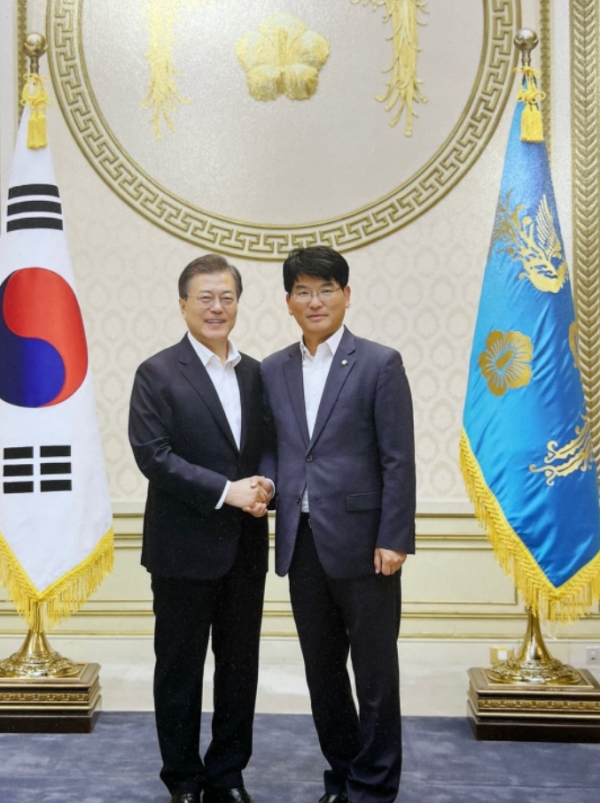 박완주(오른쪽) 민주당 의원이 문재인 대통령과 청와대에서 만나서 활짝 웃고 있다. (사진=박완주 의원 페이스북 캡처)