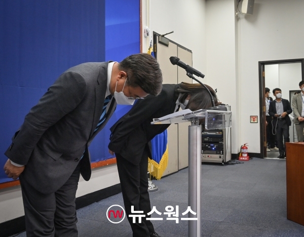 윤호중(왼쪽)·박지현 민주당 공동비대위원장이 지난 12일 국회에서 민주당 의원 등의 성(性) 추문 사건에 대해 고개숙여 사과하고 있다. (사진=민주당 홈페이지 캡처)