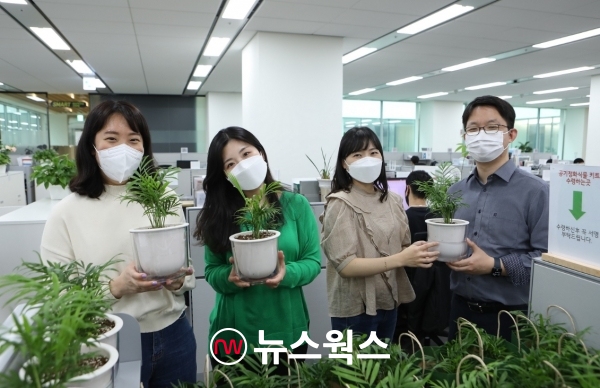 LG이노텍 직원들이 최근 열린 비대면 봉사활동 '공기정화 식물 기부'에 참여했다. (사진제공=LG이노텍)