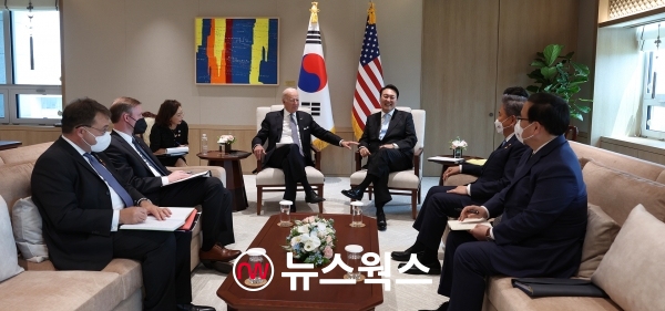 윤석열(오른쪽) 대통령과 조 바이든(왼쪽) 미국 대통령이 지난 21일 서울 용산 대통령실에서 정상회담을 하고 있다. (사진=제20대 대통령실 홈페이지 캡처)