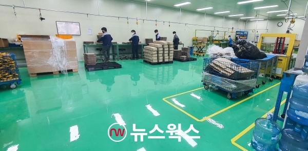 용인시의 소규모 기업 환경개선 사업으로 공장 바닥재를 보수한 대양이엔티 용인공장 내부 모습.(사진제공=용인시)