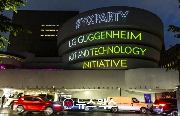 미국 뉴욕 구겐하임 뮤지엄 외관의 LG 구겐하임 글로벌 파트너십 맵핑 광고. (사진제공=LG)