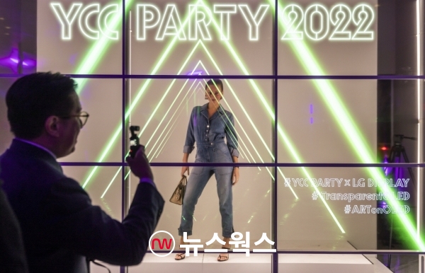 1일(현지시간) 미국 뉴욕 구겐하임 뮤지엄에서 열린 YCC 파티에서 참석자들이 LG디스플레이 55인치 투명 OLED 9대로 홀로그램을 구현한 대형 포토월에서 기념촬영을 하고 있다. (사진제공=LG)