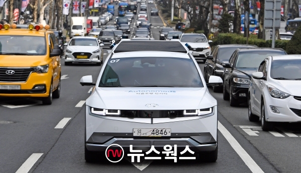 현대차·기아가 서울 강남구와 서초구 일부 지역에서 자율주행 4단계 기술을 적용한 '아이오닉5'로 카헤일링 시범 서비스인 '로보라이드(RoboRide)'의 실증을 진행하고 있다. (사진제공=현대차)