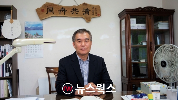 13일 서울 강남구 수서동에 있는 김현기 서울시의원의 사무실에서 열린 인터뷰에서 김현기 시의원이 포즈를 잡고 있다. 그의 사무실 벽에 씌여있는 '동주공제(同舟共濟)'라는 나무액자에 씌여있는 글귀가 인상적이다. '동주공제'라는 글귀는 한마음 한뜻으로 같은 배를 타고 피안에 도달하자는 뜻으로 같은 배를 타고 천(川)을 건넌다는 뜻으로 이해(利害)와 환란(患亂)을 같이 했다는 것을 뜻한다. (사진=원성훈 기자)