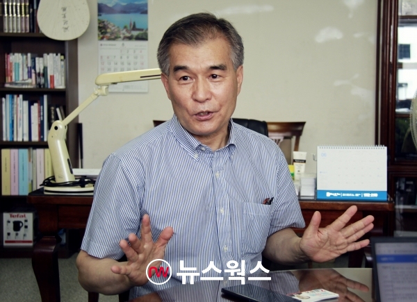 김현기 서울시의원 당선인이 13일 서울 강남구 수서동에 있는 그의 사무실에서 양손을 벌리는 제스처를 쓰면서 자신의 교육철학에 대해 설명하고 있다. (사진=원성훈 기자)