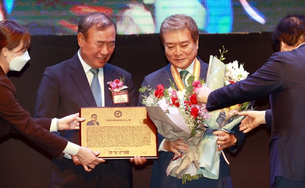 소진세(오른쪽) 교촌에프앤비 회장이 '자랑스러운 고대법대인상'을 수상하고 있다. (사진제공=교촌에프앤비)
