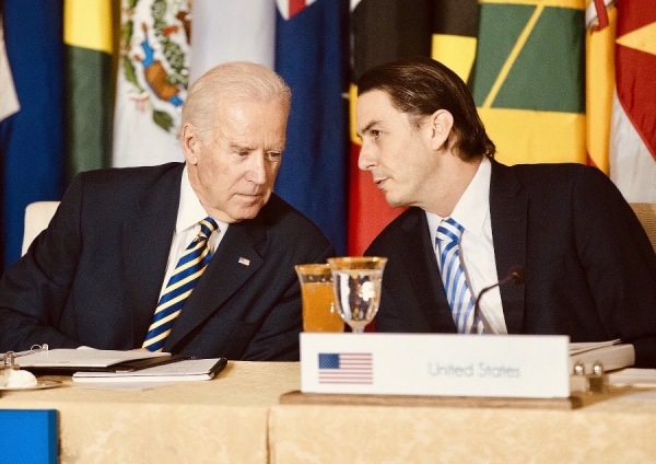 아모스 호치스타인(오른쪽) 미국 국무부 에너지안보 특사와&nbsp;조 바이든 미국 대통령. (사진=아모스 호치스타인 트위터)
