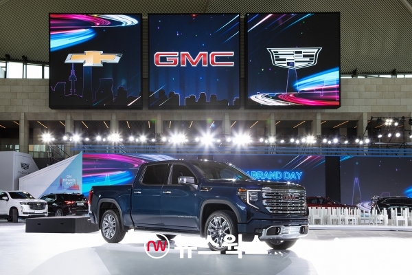 22일 열린 'GM 브랜드 데이'에서 공개된 프리미엄 픽업·SUV 브랜드 'GMC'의 첫 번째 국내 출시 모델 '시에라 드날리(Sierra Denali)'. (사진제공=GM)