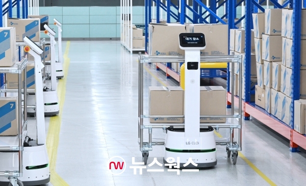 LG전자가 15일 자율주행 기반의 차세대 물류 로봇 'LG 클로이 캐리봇'이&nbsp;물류창고 작업을 수행을 시연하고 있다. (사진제공=LG전자)<br>