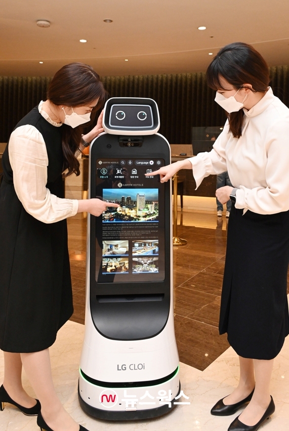 LG 클로이 가이드봇이 호텔의 주요 시설 및 프로모션, 주변 관광지 정보 등을 안내하고 있다. (사진제공=LG전자)