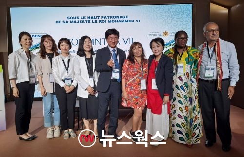 수원시 관계자를 포함한 대한민국 대표단이 모로코 마라케시에서 열린 유네스코 제7차 세계성인교육회의에 참가해 기념촬영을 하고 있다.(사진제공=수원시)