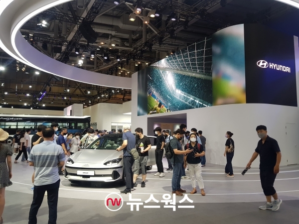 15일 열린 '2022 부산국제모터쇼'에서 관람객들이 현대자동차 부스를 방문해 '아이오닉 6'를 살펴보고 있다. (사진=김남희 기자)