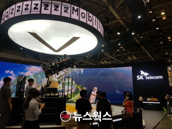 15일 열린 '2022 부산국제모터쇼'에서 관람객들이 SK텔레콤이 제공하는 UAM 가상체험을 진행하고 있다. (사진=김남희 기자)