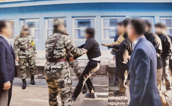 통일부는 지난 2019년 11월 7일 '탈북어민 강제북송' 사건 당시 귀순 의사를 밝혔던 탈북민 2명을 판문점을 통해 북한에 인계하던 상황을 촬영한 사진을 지난 12일 공개했다. (사진제공=통일부)