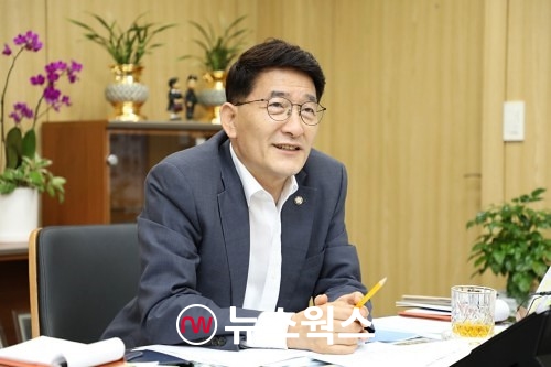 12대 수원특례시의회 의장으로 선출된 김기정 의장이 의장실에서 '뉴스웍스'와 취임 인터뷰를 하고 있다.(사진=최윤희 기자)