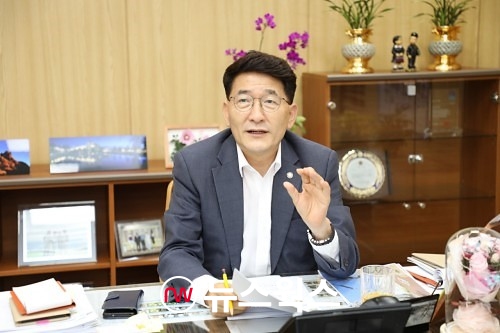 김 의장이 기자 질문에 답변을 하고 있다.(사진=최윤희 기자)