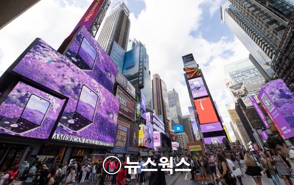 8월 10일 오후(현지시간) 뉴욕 타임스스퀘어 총 15개의 스크린을 통해 약 1시간 동안 '갤럭시 Z 플립4 X BTS' 콜라보레이션 영상이 상영됐다. (사진제공=삼성전자)