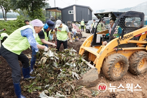 용인시의회 의원들이 지난 2020년 8월 집중호우로 발생한 피해 농가를 찾아 복구 작업을 벌이고 있다. (사진제공=용인시의회)
