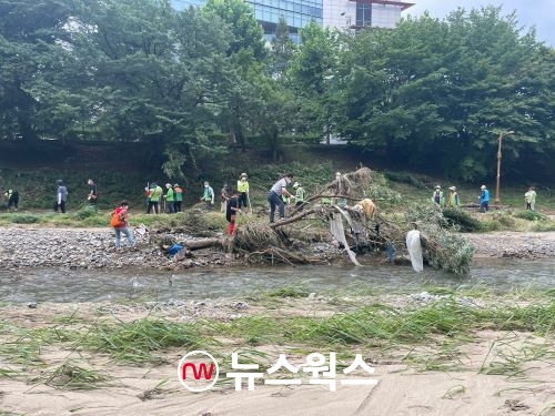 성남시 시민단체들이 합동으로 탄천 수해 복구작업을 하고 있다(사진제공=성남시)