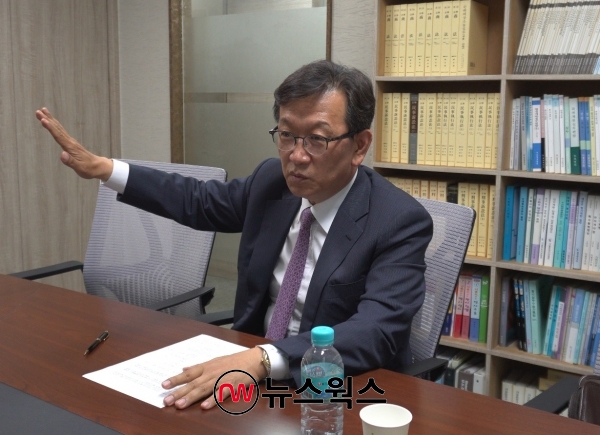 석동현 변호사가 뉴스웍스와의 인터뷰에서 윤석열 전 검찰총장에 대해 이야기를 하고 있다. (사진=이한익 기자)