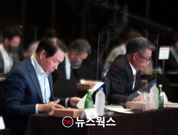 최태원 SK그룹 회장이 22일 서울 광장동 그랜드워커힐에서 열린 제 6회 '이천포럼'에서 연사들의 강연을 듣고 있다. (사진제공=SK)