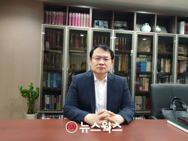강신업 변호사가 지난해 9월 8일 서울 서초동 사무실에서 뉴스웍스와 인터뷰를 하고 있다. (사진=원성훈 기자)