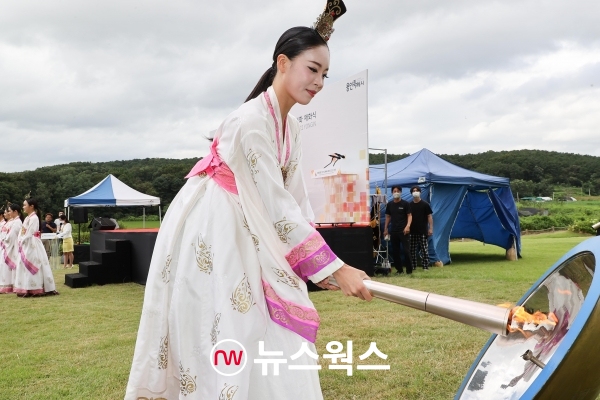 24일 열린 제68회 경기도체육대회 성화 채화식에서 주선녀가 채화경에서 성화를 채화하고 있다.(사진제공=용인시)