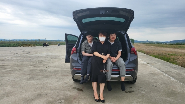 정재은(가운데) 씨가 두 아들과 함께 즐거운 시간을 보내고 있다. (사진제공=정재은 씨)