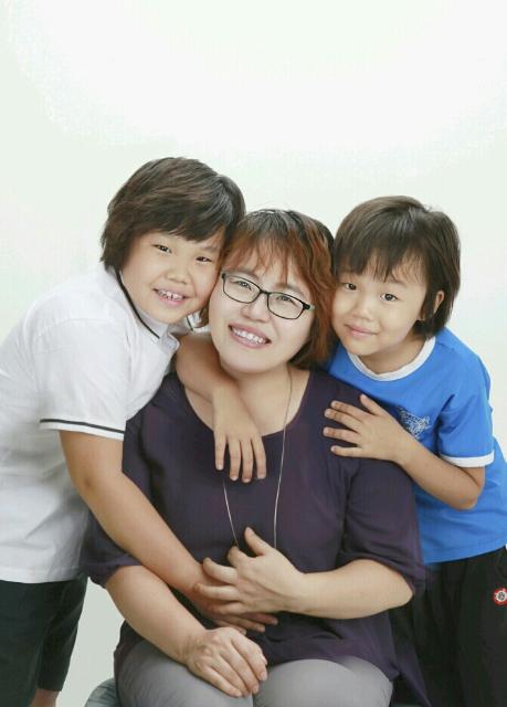 정재은 씨가 두 아들인 배석진(당시 초3) 학생과 배석민(당시 초1) 학생과 함께 행복한 미소를 짓고 있다. (사진제공=정재은 씨)