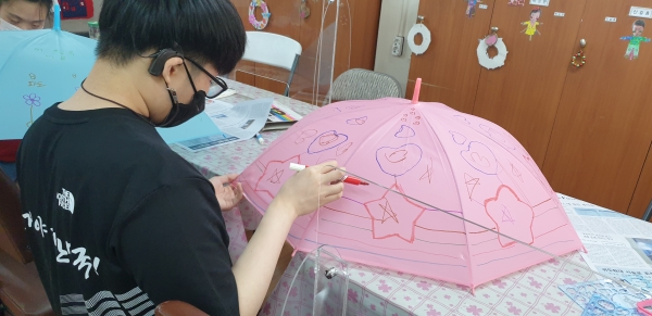 정재은 씨의 큰 아들 배석진 군이 인공와우를 장착한 채 창작작업에 몰두하고 있다. (사진제공=정재은 씨)