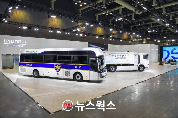 ‘H2 MEET 2022’ 현대차그룹관에 전시된 수소전기버스 경찰버스와 수소전기트럭 청소차