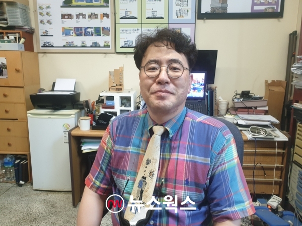 지난 1일 충남 서산 소재 한서대학교 심승현 교수실에서 만난 심승현 교수는 인터뷰 동안 활기차고 밝은 얼굴 표정을 자주 지어보였다. (사진=원성훈 기자)