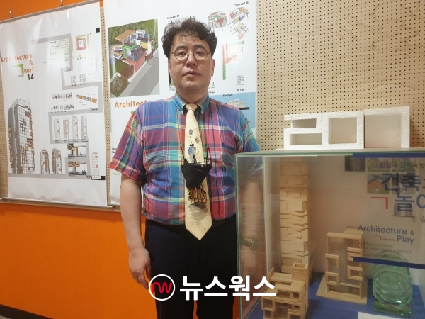 지난 1일 충남 서산 소재 한서대학교 심승현 교수실에서 만난 심승현 교수는 교수실 입구에 있는 심 교수 특유의 '한글 건축디자인 작품 모형' 앞에서 뿌듯한 얼굴 표정을 짓고 있다. (사진=원성훈 기자)