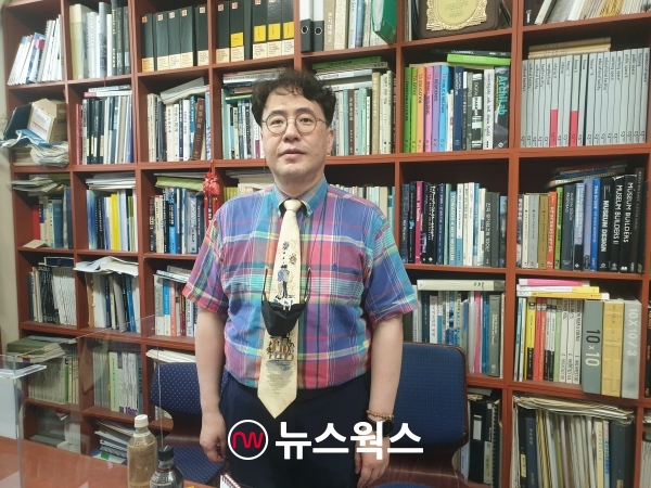 지난 1일 찾아간 충남 서산 소재 한서대학교 심승현 교수실에는 각종 서적들이 빼곡히 들어차 있어 심 교수의 평소 학구열을 짐작케 했다. (사진=원성훈 기자)