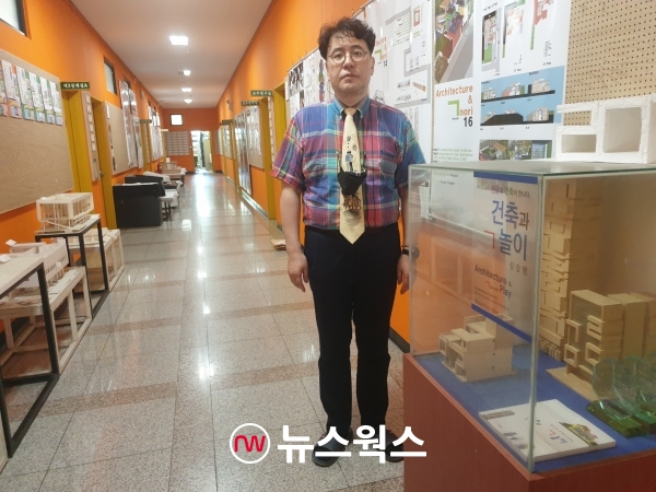 한서대학교 심승현 교수가 스스로 디자인 했다는 건축학과 건물의 오렌지색 벽면과 복도 양옆에 놓여져 있는 각종 건축 디자인 모형 작품이 화려하다. (사진=원성훈 기자)