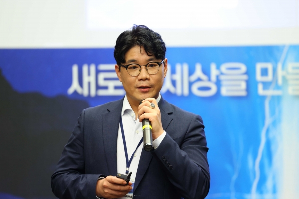 김민석 티맥스메타버스 대표가 6일 열린 '티맥스 슈퍼위크 2022' 기자간담회에서 '티맥스 슈퍼앱'의 목적을 설명하고 있다. (사진제공=티맥스)