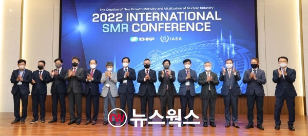 5, 6일 이틀간 부산 BEXCO에서 열린 ‘2022 한국수력원자력 SMR 국제 컨퍼런스’에서 황주호(오른쪽 일곱 번째) 한수원 사장 등 참가자들이 기념촬영을 하고 있다. (사진제공=한수원)