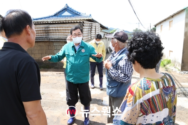 주낙영 시장이 6일 내남 이조 전포마을에서 수해 이재민들과 함께 복구지원 방안을 논의하고 있다. (사진제공=경주시)