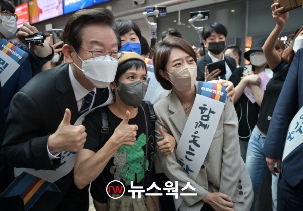 이재명(왼쪽 첫 번째) 민주당 대표가 지난 8일 서울 용산역에서 2022 추석명절 귀성인사를 하고 있다. (사진=민주당 홈페이지 캡처)