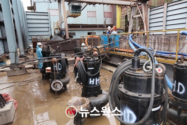 광양제철소 협력사 '두양전력' 직원들이 물에 잠겼던 연주공장 유압 펌프를 수리하고 있다. (사진제공=포스코)