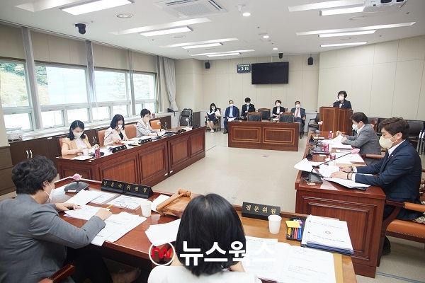 용인특례시의회가 15일 의원연구단체 운영 심의위원회 회의를 개최하고 있다.(사진제공=용인특례시의회)