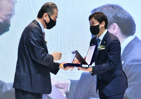 조현일(오른쪽) 경산시장이 제2회 자유대한민국희망연대 시상식에서 지방행정 대상 수상을 받고 있다.(사진제공=경산시)