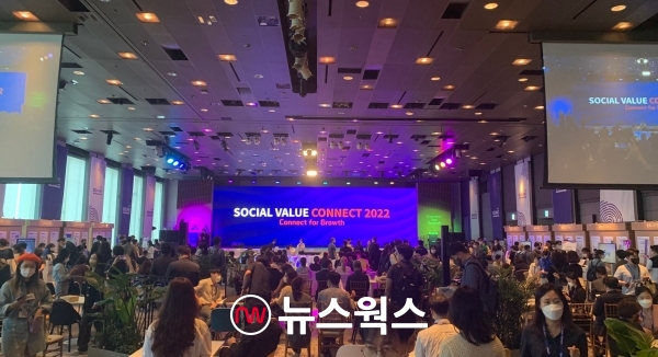 20일 서울 광진구 그랜드워커힐 호텔에서 열린 'SOVAC 2022' 행사 참가자들이 전시 부스를 둘러보고 있다. (사진=SK 제공)