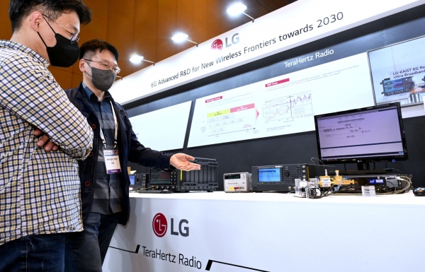 'IEEE ICC 2022'에 참가한 LG전자의 직원이&nbsp;카이스트와 함께 개발한 6G 테라헤르츠 안테나 모듈을 소개하고 있다. (사진제공=LG전자)
