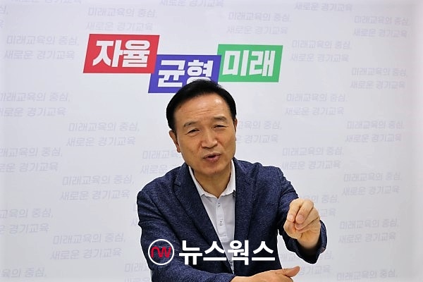 임태희 교육감이 기자 질문에 답하고 있다(사진=최윤희 기자)