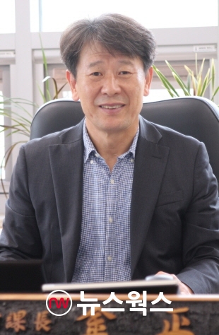 김정한 경북교육청 창의인재과장이 집무실에서 포즈를 취하고 있다. (사진=최만수기자)